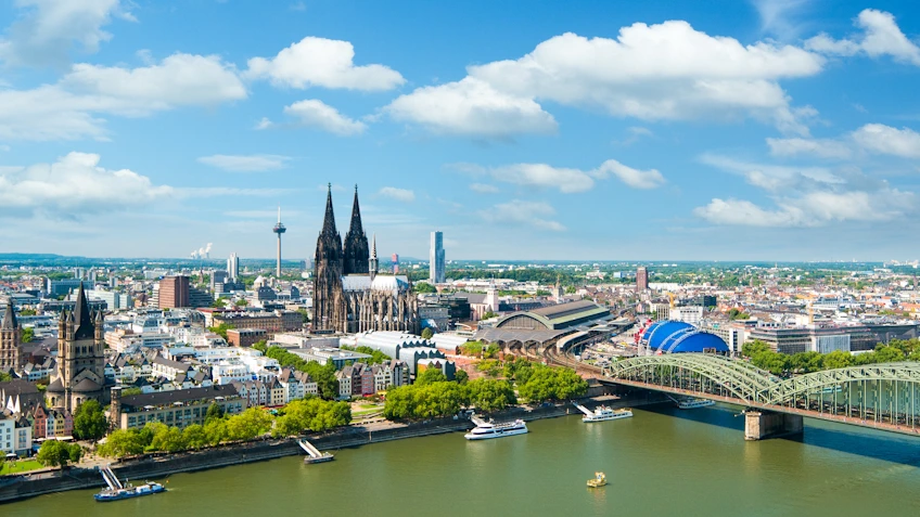 die Stadt Köln mit dem Rhein im Vordergrund